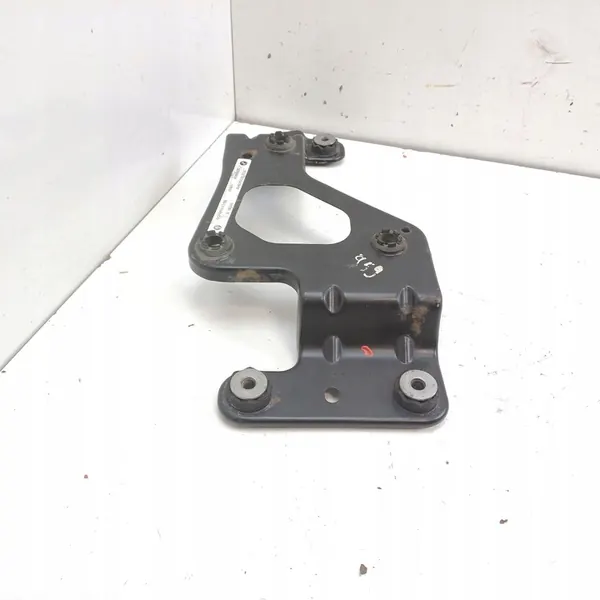 Ilmasuspensionin kompressorin kiinnitys taka 6775479 image 3