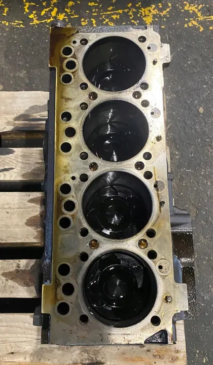 MAN D0834 motorblock med vevaxel och kolvar image 2