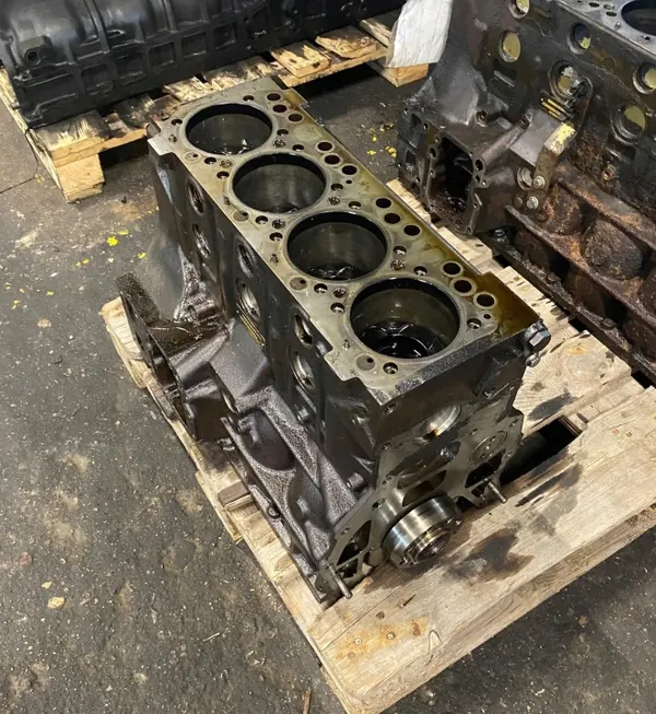 MAN D0834 motorblock med vevaxel och kolvar image 3