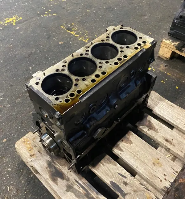 MAN D0834 motorblock med vevaxel och kolvar image 5