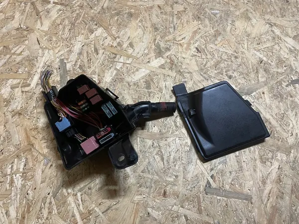 Dacia Zekeringkastdeksel OE 8200738818 image 2