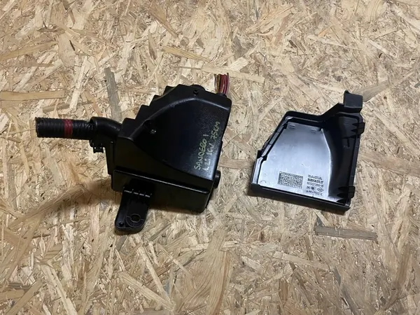 Dacia Zekeringkastdeksel OE 8200738818 image 3