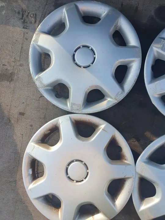 Set med 4 universella 13" hjulkapslar begagnade image 2