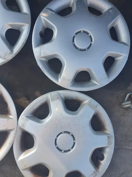 Set med 4 universella 13" hjulkapslar begagnade image 3