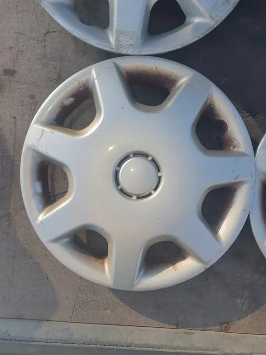 Set med 4 universella 13" hjulkapslar begagnade image 4
