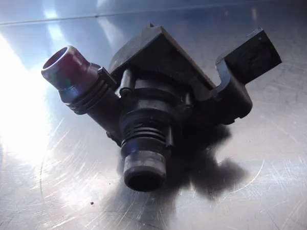 Bomba de agua Pierburg usada OEM 702078380 para BMW 5 E61 image 3