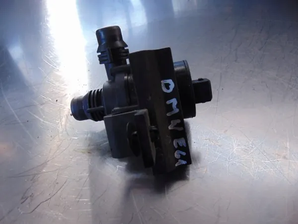 Bomba de agua Pierburg usada OEM 702078380 para BMW 5 E61 image 5