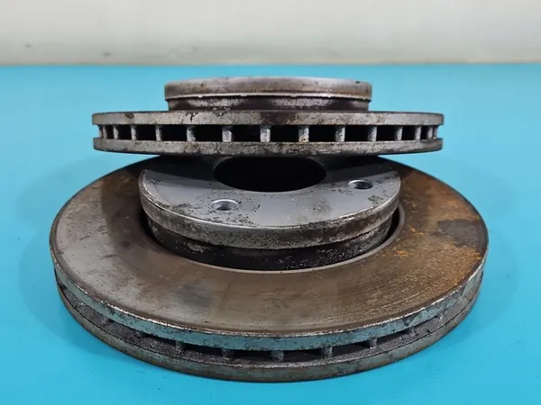 Discos e pastilhas de freio dianteiro Mitsubishi Colt Z30 VI 1.3 16V image 2