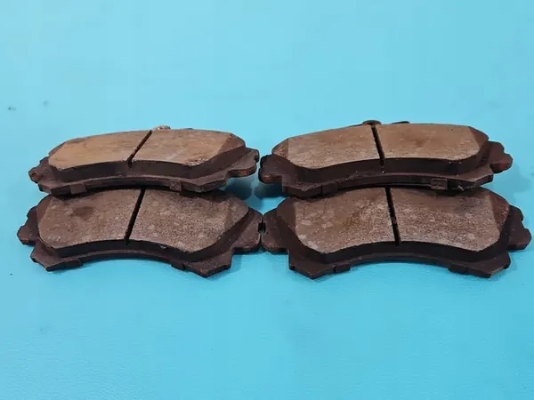 Discos e pastilhas de freio dianteiro Mitsubishi Colt Z30 VI 1.3 16V image 3