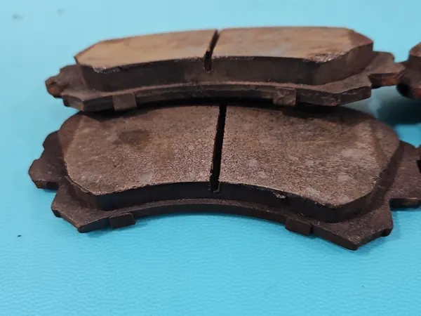 Discos e pastilhas de freio dianteiro Mitsubishi Colt Z30 VI 1.3 16V image 4