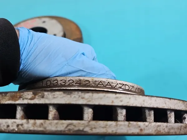 Discos e pastilhas de freio dianteiro Mitsubishi Colt Z30 VI 1.3 16V image 8