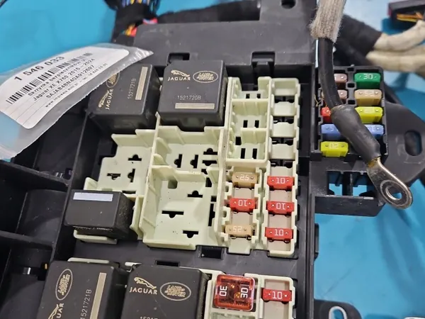 Zekeringkast OEM GX73-14C445-AA voor Jaguar XE X760 image 3