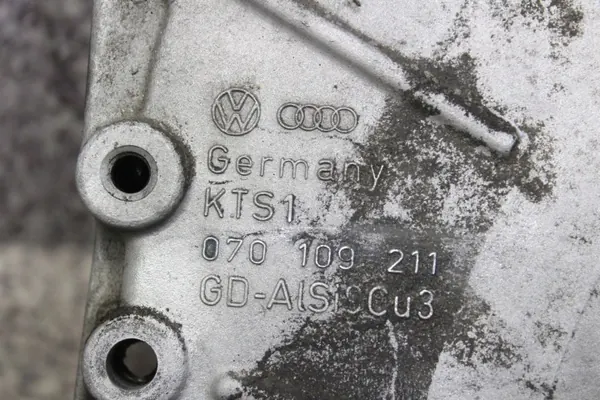 VW T5 03-10 Jakokansi OEM 070109211 Käytetty image 3