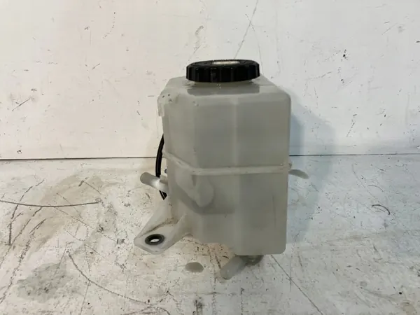 Bremsflüssigkeitsbehälter OEM RAV4 IV HYBRID - Gebraucht image 5
