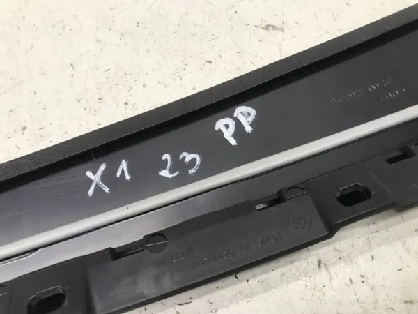 BMW X1 U11/iX1 U12 2023 Moldura Porta Dianteira Direita OEM 9451596 image 3