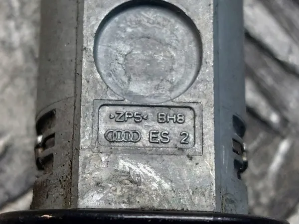 Audi A4 B8 voorlinker deurslot inleg OEM LZ9Y 8T1837167 image 4