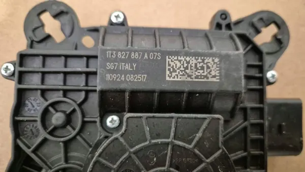 Tirón de maletero Volkswagen OE 1T3827887A Usado image 3