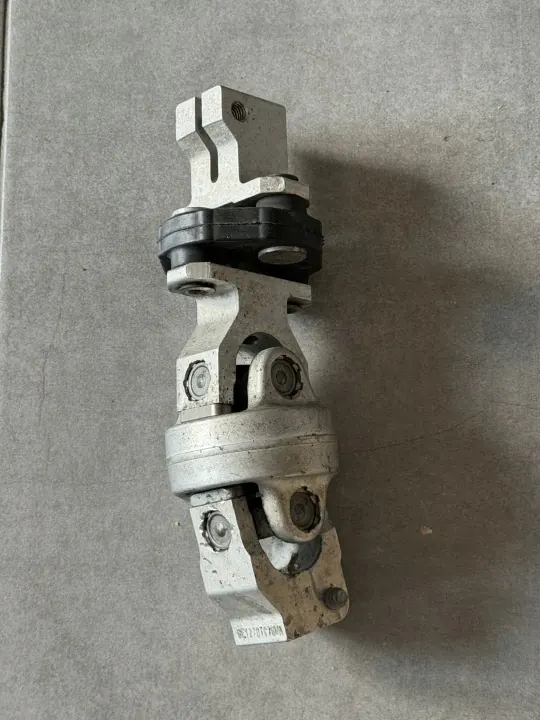 BMW X3 E83 Ohjauspylvään Ristinivel Käytetty OEM image 2
