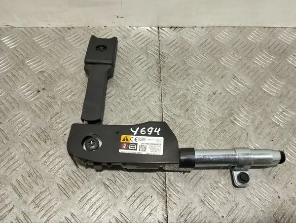 Tesla Model S 2013 Front Seat Belt Clip 0589P1000416 image 3