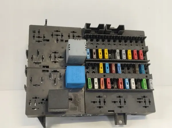 Opel Movano Zekeringkast OEM 7703297587 2000 2.5L image 2