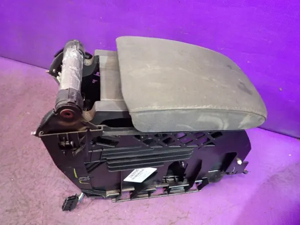 VW Golf V 03-09 Armlehne OEM Zawada-343935- image 3