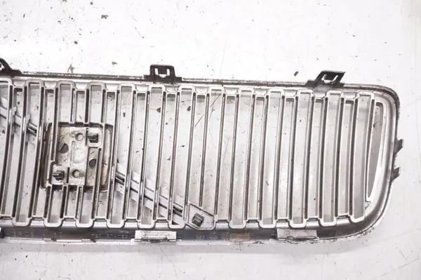 Volvo V70 II frontgrill OEM 08693346 - Begagnad image 6