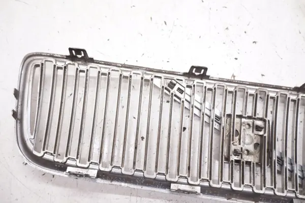 Volvo V70 II frontgrill OEM 08693346 - Begagnad image 7