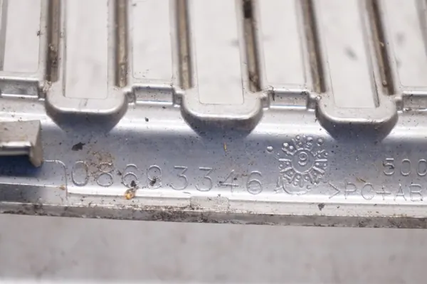 Volvo V70 II frontgrill OEM 08693346 - Begagnad image 9