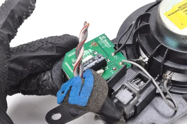 Altavoz Volvo C30 OEM 8676936 - Usado image 3