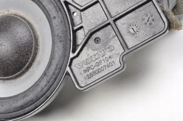 Altavoz Volvo C30 OEM 8676936 - Usado image 4