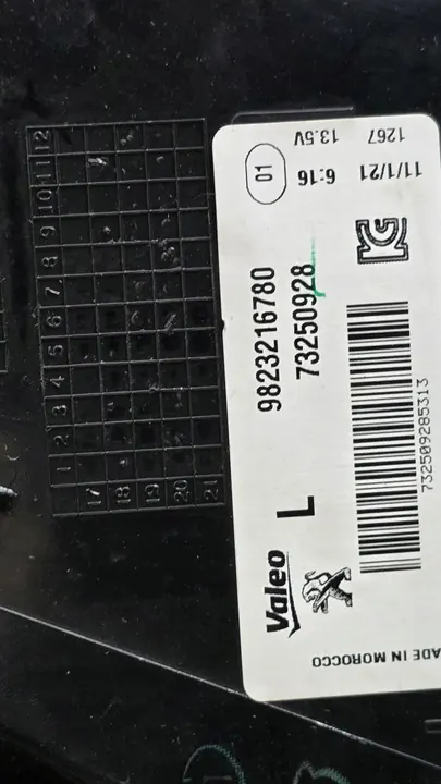 Luz trasera izquierda Peugeot 208 II 9823216780 image 8