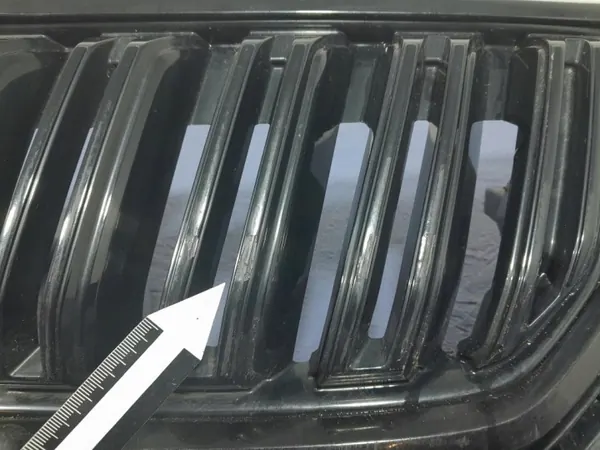 Inserção de grade SKODA KODIAQ OEM 565853663E - Usado image 4