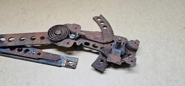 Mercedes-Benz W123 Manivelle de vitre gauche avant OEM 1237201946 image 3