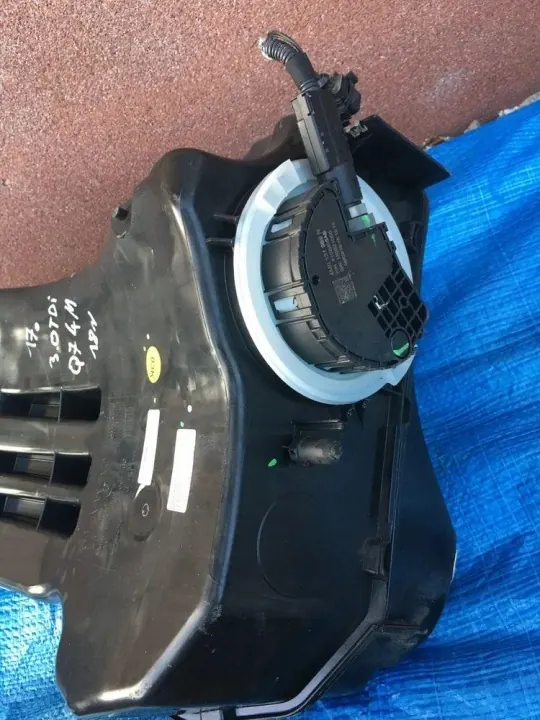 Audi Q7 AdBlue tankpump OEM 4M0131878BF image 5