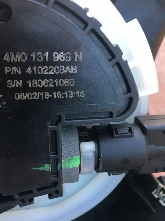 Audi Q7 AdBlue tankpump OEM 4M0131878BF image 6