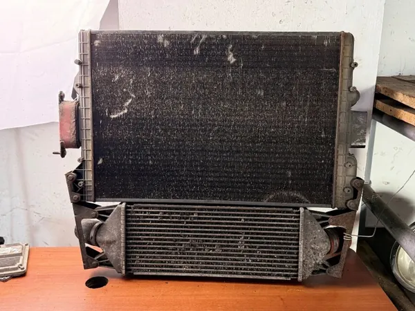 Radiador de água Iveco usado OEM 500347173 image 2
