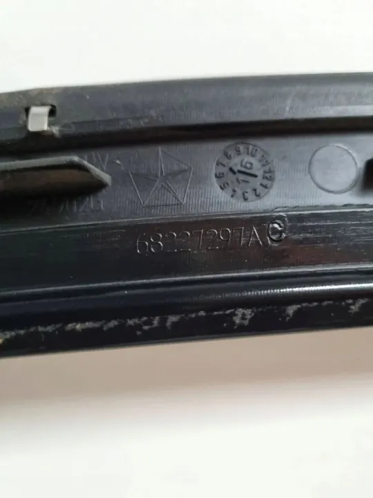 Moulure vitre arrière gauche Chrysler Pacifica 2018 OEM 68227297AC image 3