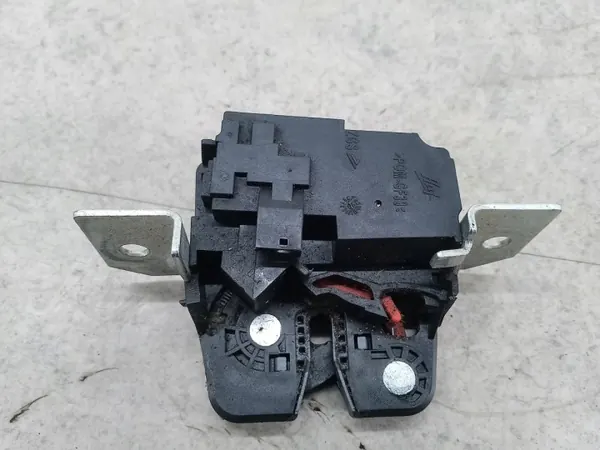 Mercedes W169 Tavaratilan Lukitus OEM A1697400235 image 5