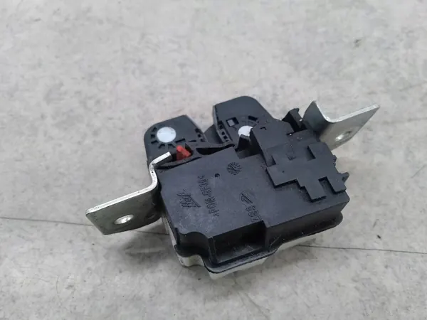 Mercedes W169 Tavaratilan Lukitus OEM A1697400235 image 6