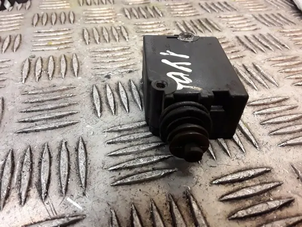 Module de verrouillage central BMW OEM 8235748 pour Série 7 E38 image 3