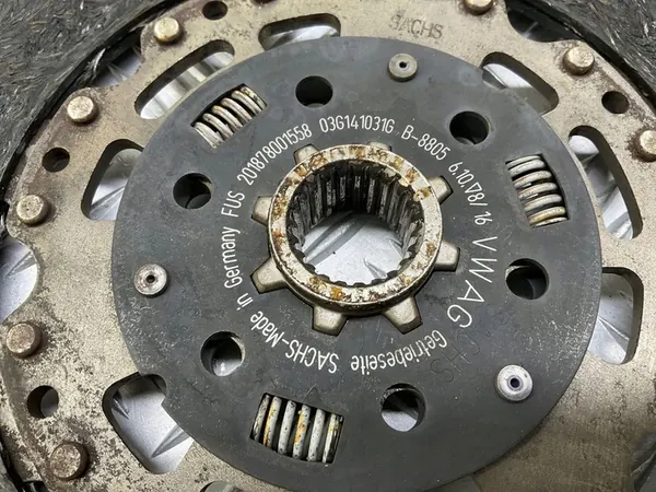 Conjunto de embreagem Volkswagen Scirocco 2008 03G105266BR image 3