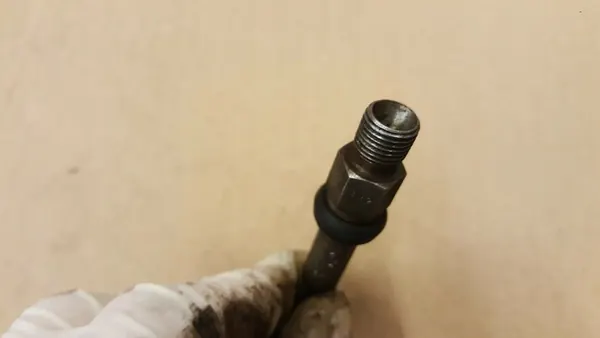 Iniettore carburante Volkswagen Golf II 1984 OEM 035133551C image 2