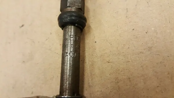 Iniettore carburante Volkswagen Golf II 1984 OEM 035133551C image 4