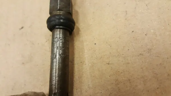 Iniettore carburante Volkswagen Golf II 1984 OEM 035133551C image 5