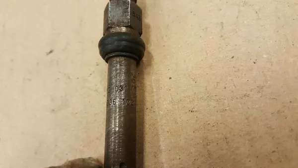 Iniettore carburante Volkswagen Golf II 1984 OEM 035133551C image 7