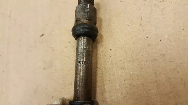 Iniettore carburante Volkswagen Golf II 1984 OEM 035133551C image 9