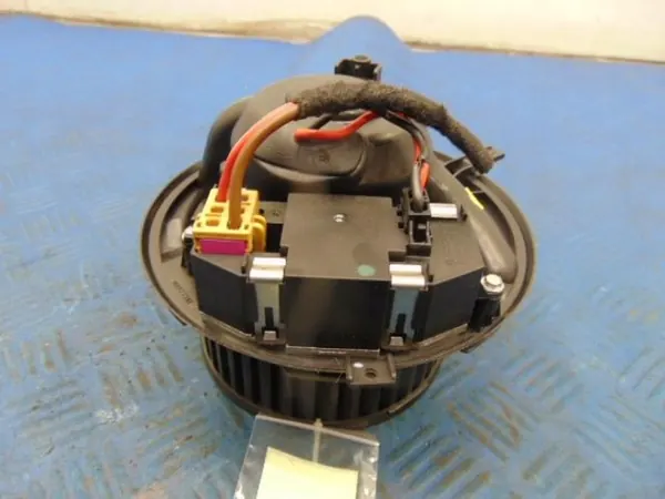 VOLKSWAGEN GOLF V Värmefläkt F011021936 image 3