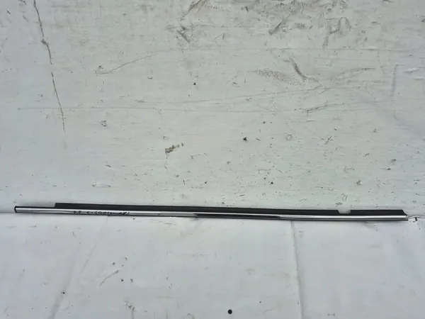 Suzuki S-Cross 2015 Garniture de fenêtre avant droite OEM 83811-61MA1 image 1