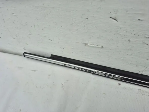 Suzuki S-Cross 2015 Garniture de fenêtre avant droite OEM 83811-61MA1 image 2