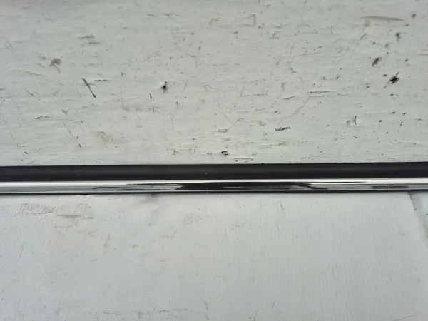 Suzuki S-Cross 2015 Garniture de fenêtre avant droite OEM 83811-61MA1 image 3